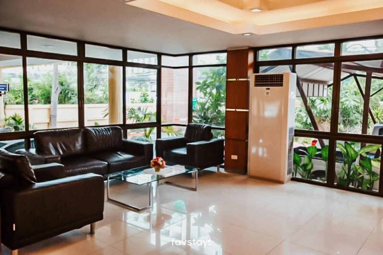 Twin Palms Suites And Residence Pattaya Extérieur photo
