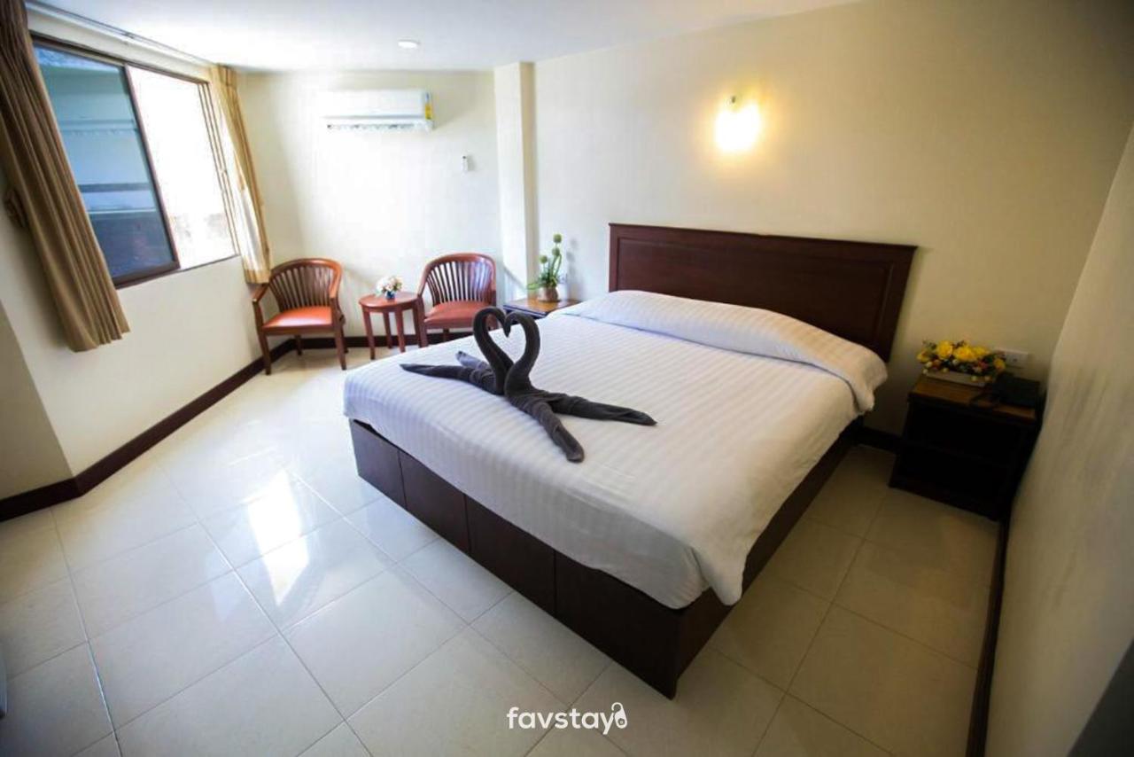 Twin Palms Suites And Residence Pattaya Extérieur photo