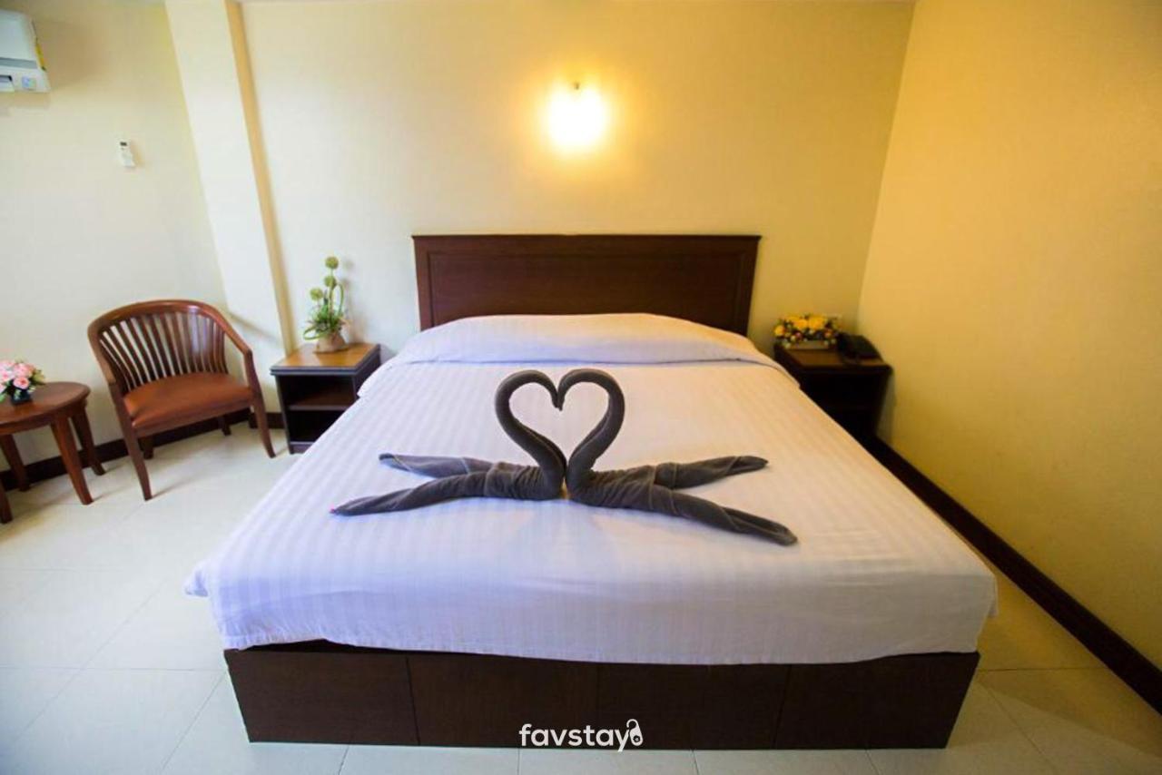 Twin Palms Suites And Residence Pattaya Extérieur photo