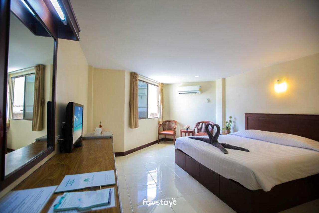 Twin Palms Suites And Residence Pattaya Extérieur photo