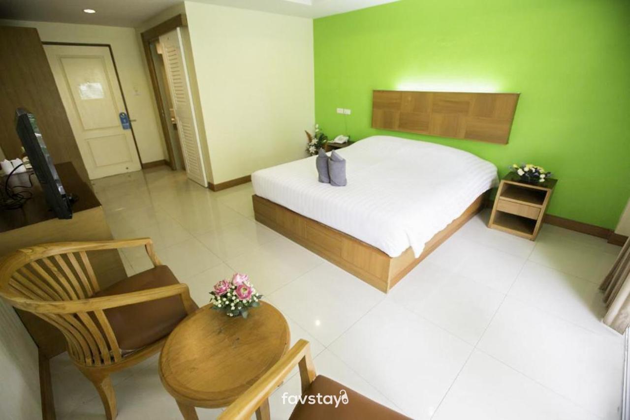 Twin Palms Suites And Residence Pattaya Extérieur photo